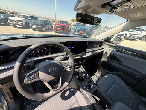 Certified 2025 Volkswagen Tiguan SE FWD image 13