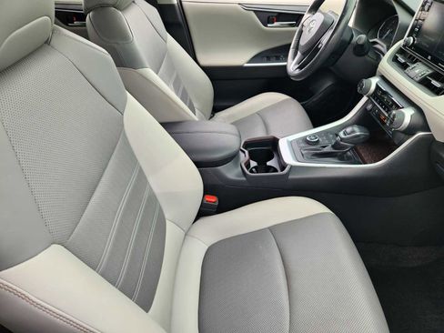 Used 2019 Toyota RAV4 Limited image 14