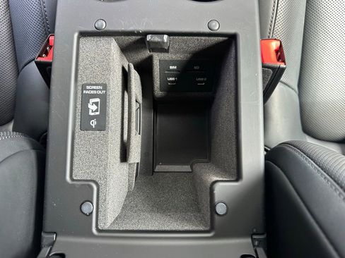 Certified 2025 Porsche Macan AWD/4WD image 31