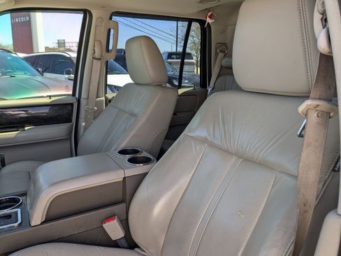 Used 2016 Lincoln Navigator Select image 11