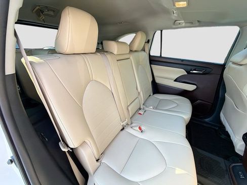 Used 2022 Toyota Highlander XLE AWD/4WD image 26