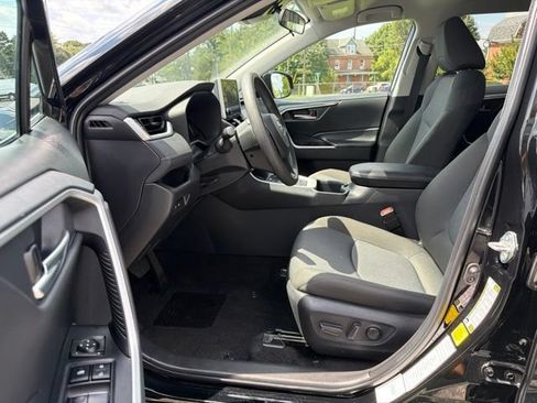 Used 2025 Toyota RAV4 XLE AWD/4WD image 13