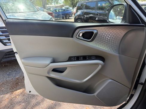 Used 2025 Kia Soul LX w/ LX Technology Package FWD image 20