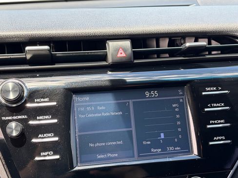 Used 2018 Toyota Camry SE FWD image 23