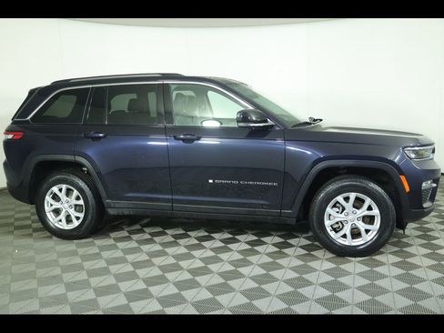Used 2024 Jeep Grand Cherokee Limited image 2