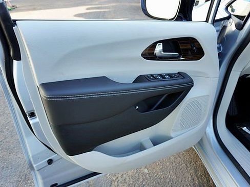 New 2023 Chrysler Pacifica Limited image 32