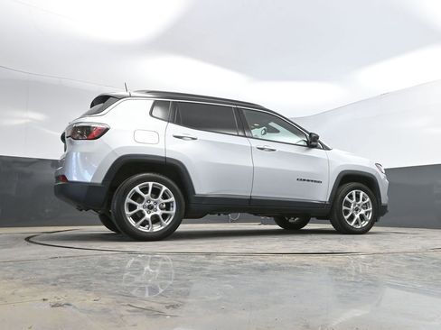 Used 2025 Jeep Compass Limited AWD/4WD image 36