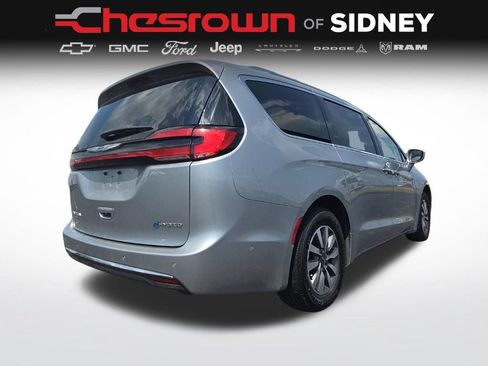 Used 2021 Chrysler Pacifica Touring-L FWD image 13