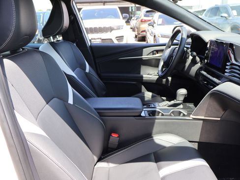 Used 2025 Toyota Camry SE FWD image 8