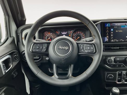 Used 2025 Jeep Gladiator Sport image 14