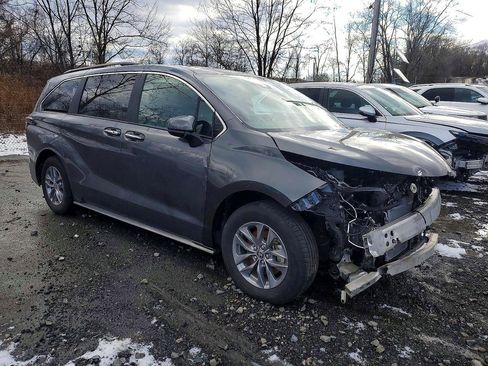 Used 2025 Toyota Sienna XLE FWD image 1