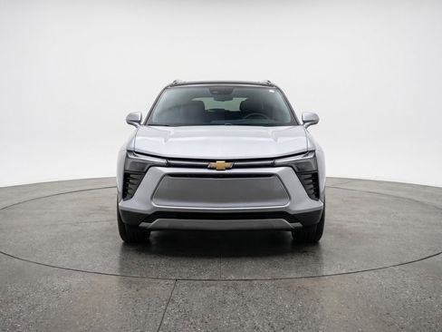 Used 2025 Chevrolet Blazer LT image 2