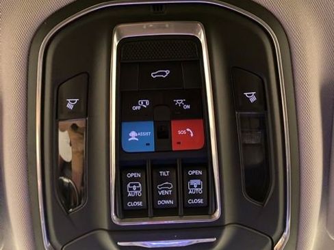 Used 2022 Jeep Grand Cherokee L Limited AWD/4WD image 14