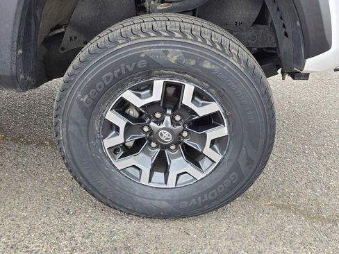 Certified 2022 Toyota Tacoma TRD Off-Road AWD/4WD image 11