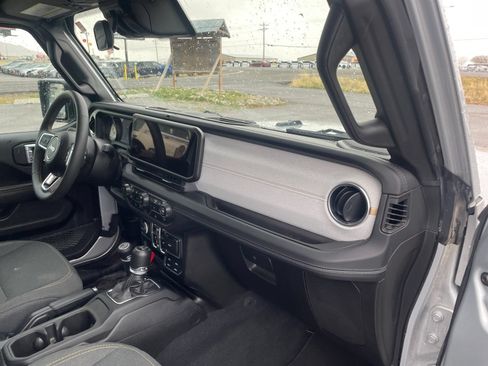 Used 2024 Jeep Wrangler Unlimited Sahara AWD/4WD image 16