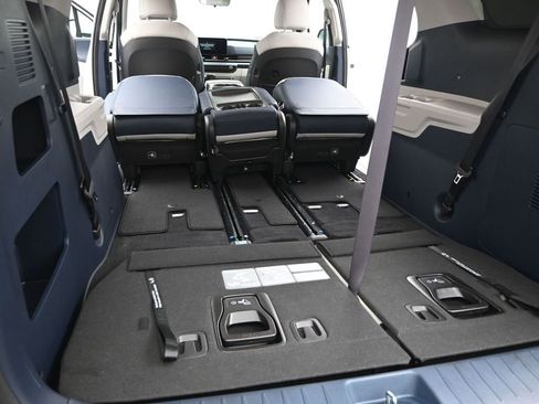 Used 2025 Kia Carnival EX image 24