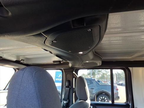 Used 2024 Jeep Wrangler Rubicon image 10