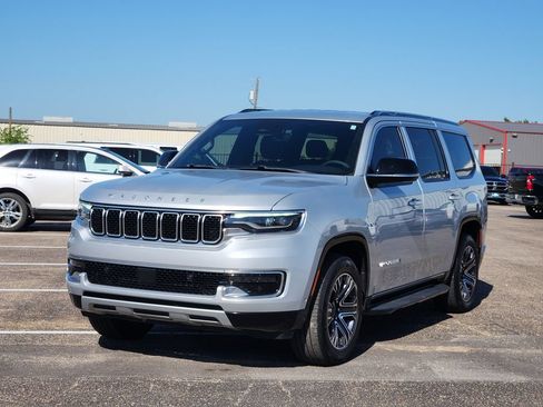 Used 2024 Jeep Wagoneer Series II w/ Flexible Seating Group RWD image 3