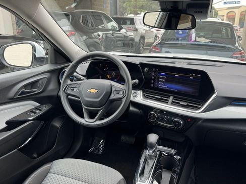Used 2025 Chevrolet Trax LT image 33