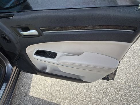 Used 2018 Chrysler 300 Limited image 17