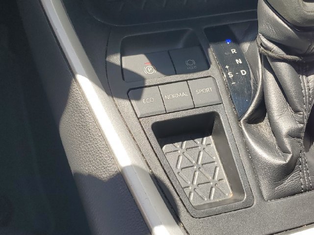 Used 2021 Toyota RAV4 LE FWD image 5