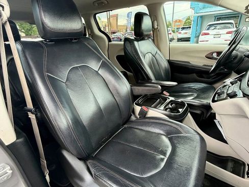 Used 2018 Chrysler Pacifica Touring-L w/ Advanced Safetytec Group FWD image 13