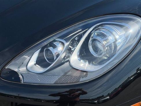 Used 2018 Porsche Macan Turbo AWD/4WD image 12