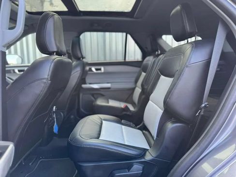 Used 2022 Ford Explorer XLT w/ Equipment Group 202A AWD/4WD image 17