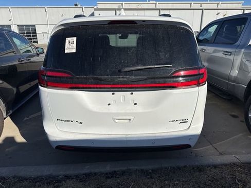 Used 2022 Chrysler Pacifica Limited w/ S Appearance Package image 5