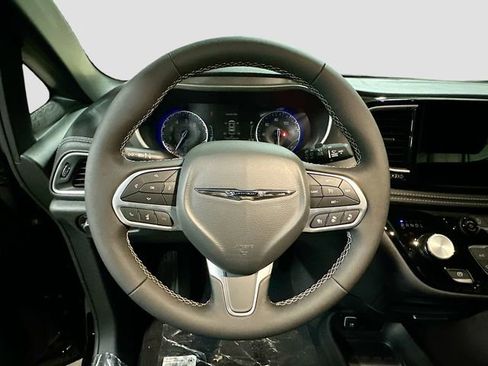 New 2026 Chrysler Pacifica Select image 12