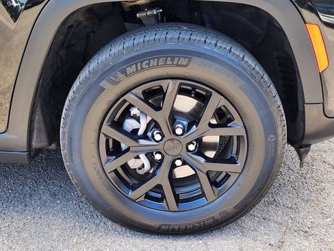 Used 2025 Jeep Grand Cherokee Altitude AWD/4WD image 15