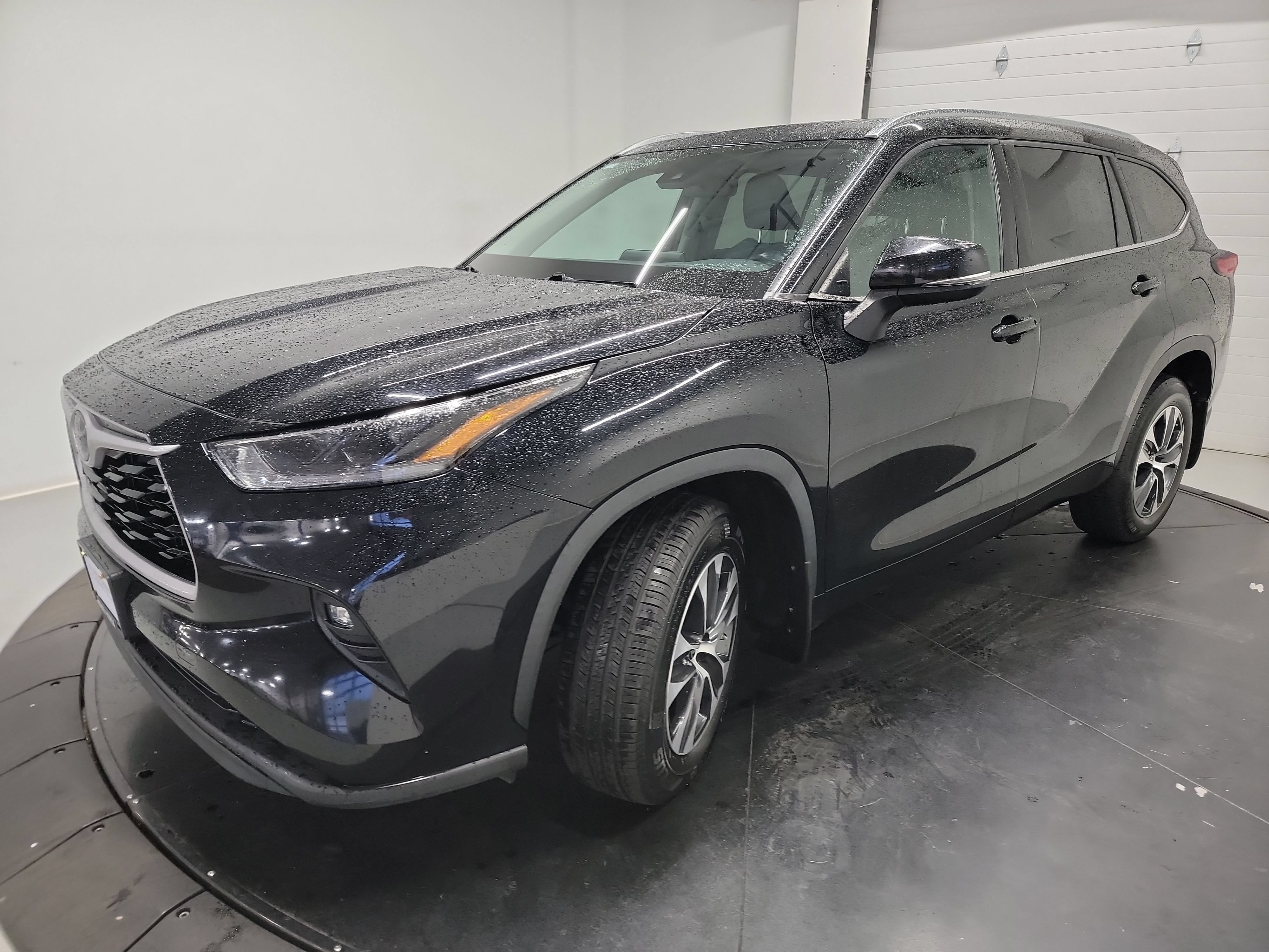 Used 2021 Toyota Highlander XLE AWD/4WD image 3