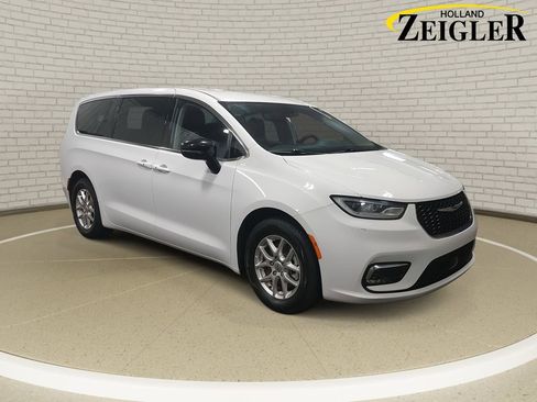Used 2024 Chrysler Pacifica Touring-L image 3