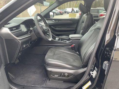 Used 2025 Jeep Grand Cherokee Altitude AWD/4WD image 40