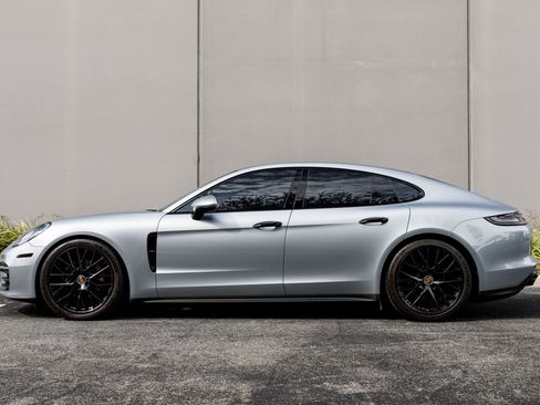 Used 2021 Porsche Panamera image 2