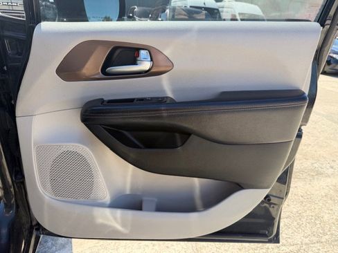 Used 2019 Chrysler Pacifica Touring-L image 14