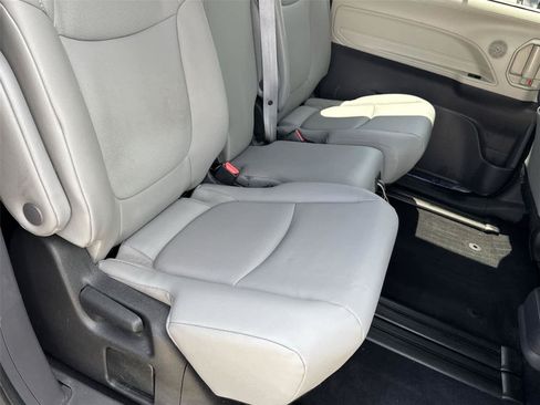 Used 2022 Toyota Sienna XLE FWD image 16