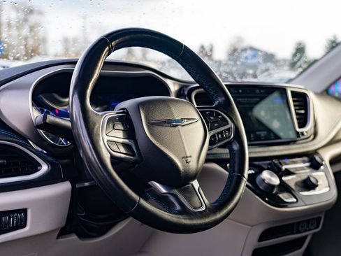 Used 2021 Chrysler Pacifica Touring-L image 14