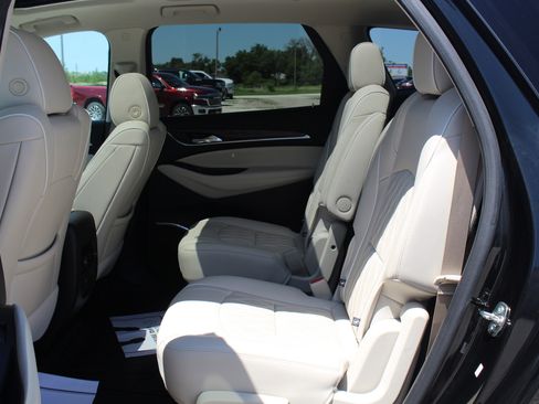 Used 2023 Buick Enclave Avenir w/ Avenir Technology Package AWD/4WD image 21