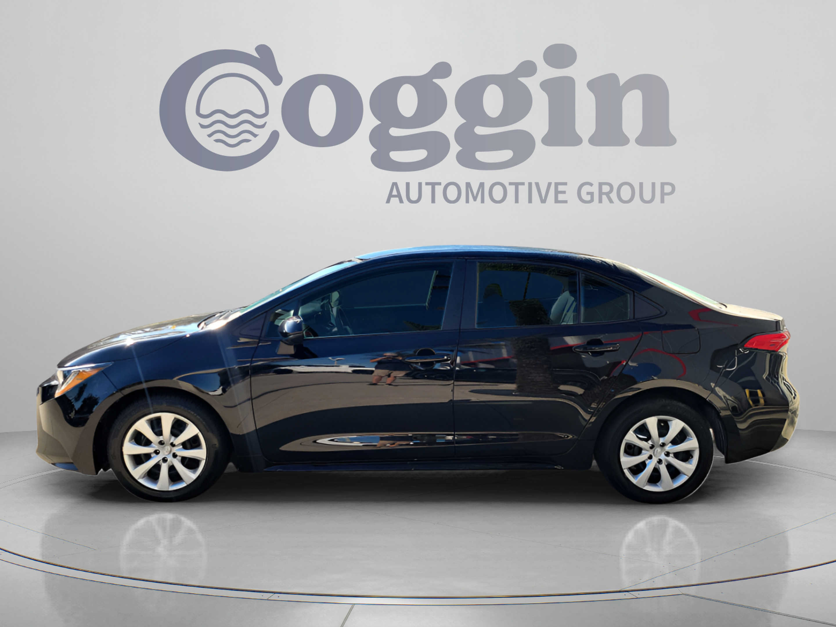 Used 2025 Toyota Corolla LE FWD image 3