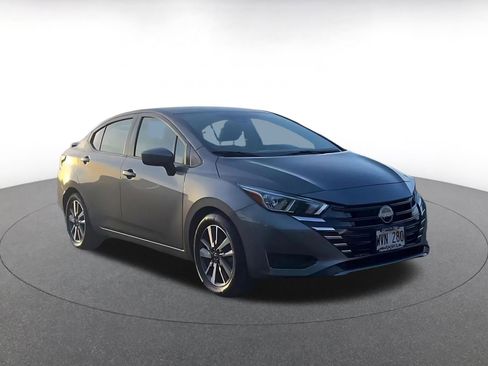Used 2023 Nissan Versa SV image 2