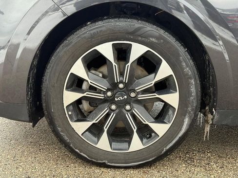 Used 2024 Kia Carnival EX image 9