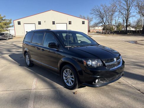 Used 2019 Dodge Grand Caravan SXT image 2