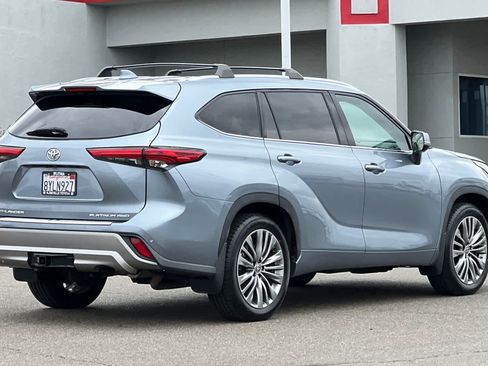 Used 2021 Toyota Highlander Platinum AWD/4WD image 2