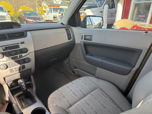Used 2009 Ford Focus SE image 11