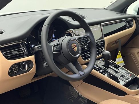 Certified 2025 Porsche Macan image 4