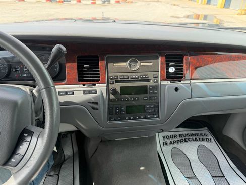 Used 2007 Lincoln Town Car Signature RWD image 23