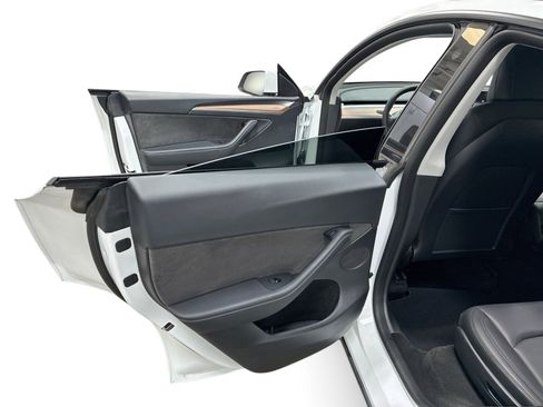 Certified 2022 Tesla Model Y Long Range AWD/4WD image 10
