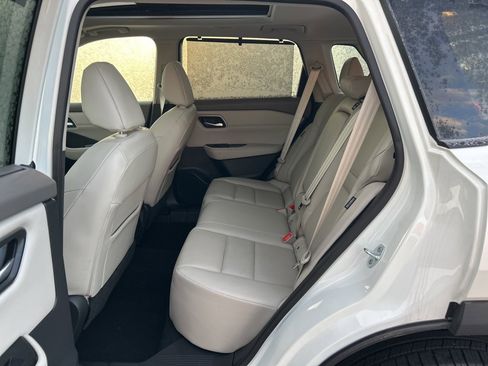 Used 2021 Nissan Rogue SV w/ Premium Package image 12