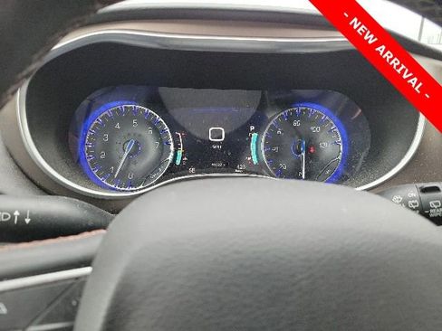 Used 2018 Chrysler Pacifica Touring-L Plus FWD image 9